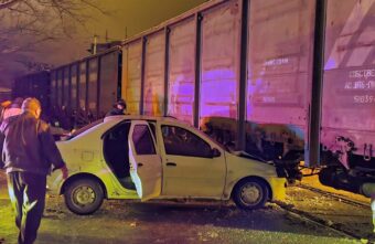 На железнодорожном переезде в Твери автомобиль врезался в поезд На железнодорожном переезде в Твери автомобиль врезался в поезд
