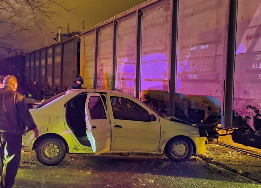 На железнодорожном переезде в Твери автомобиль врезался в поезд На железнодорожном переезде в Твери автомобиль врезался в поезд