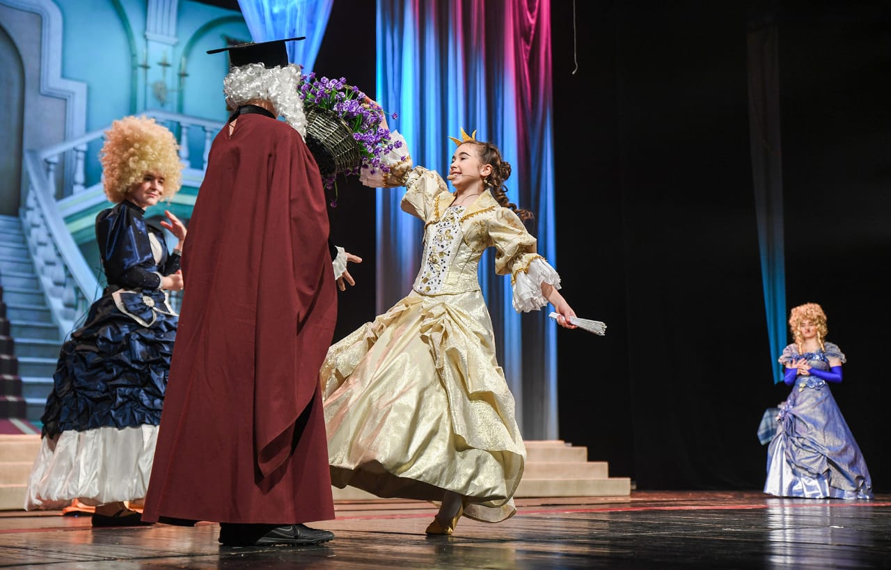 Юные артисты показали сказочный спектакль на сцене настоящего театра