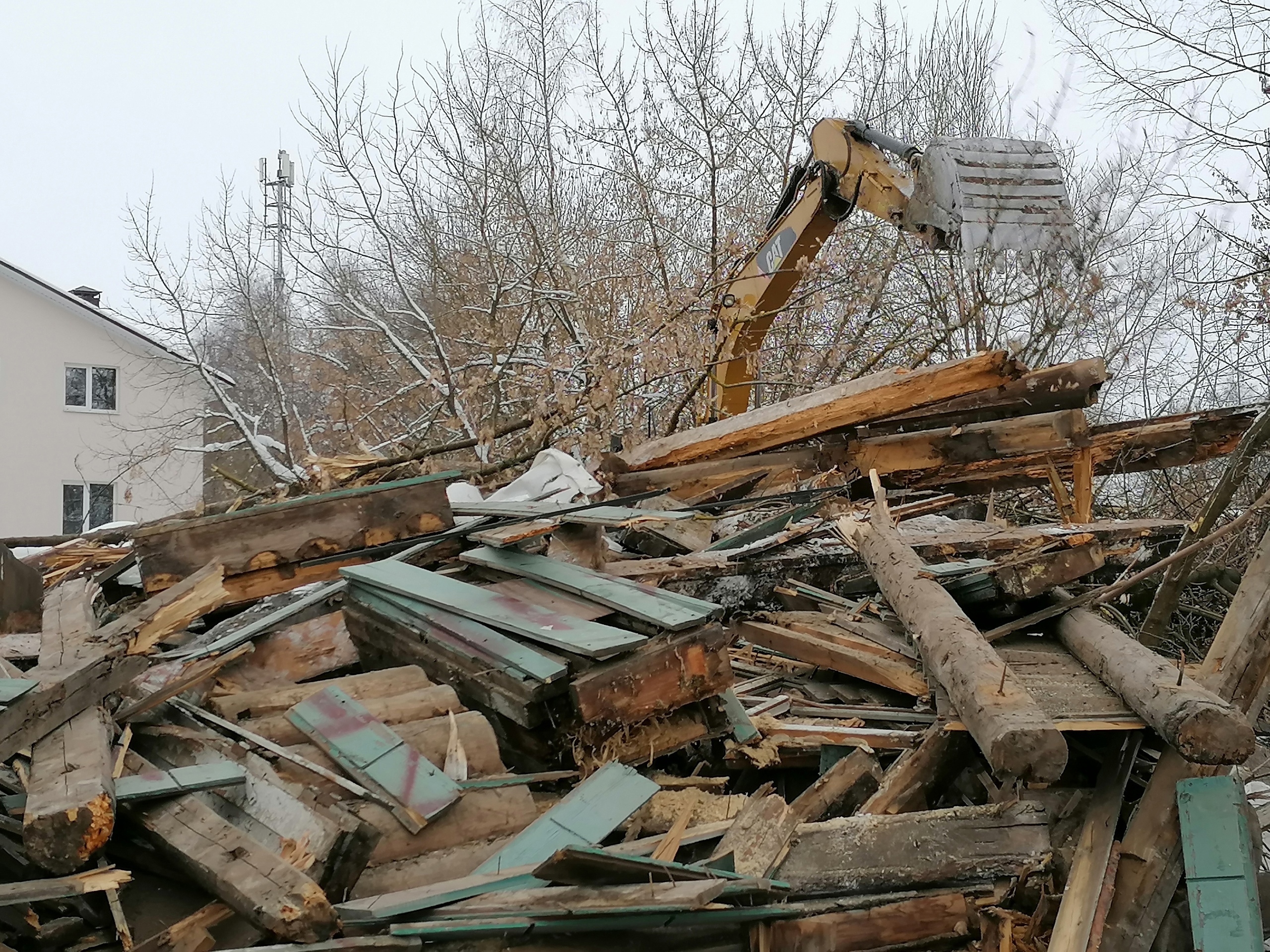 Дрова бесплатно: в Тверской области снесли дом городского головы
