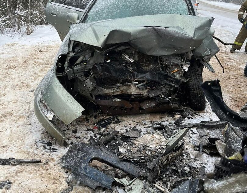 Два человека пострадали в лобовом столкновении иномарок в Тверской области Два человека пострадали в лобовом столкновении иномарок в Тверской области