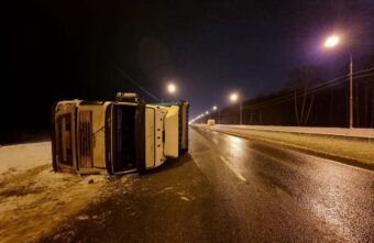На трассе М-10 под Тверью опрокинулась фура На трассе М-10 под Тверью опрокинулась фура