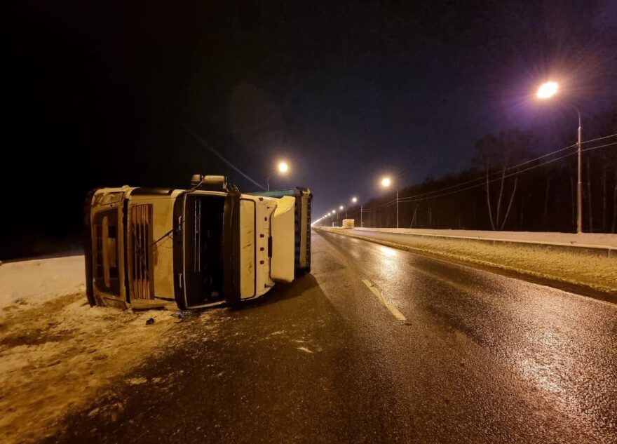 На трассе М-10 под Тверью опрокинулась фура