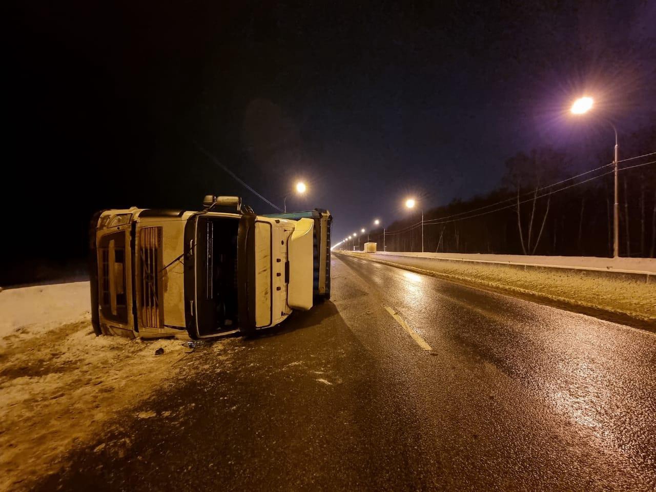 На трассе М-10 под Тверью опрокинулась фура