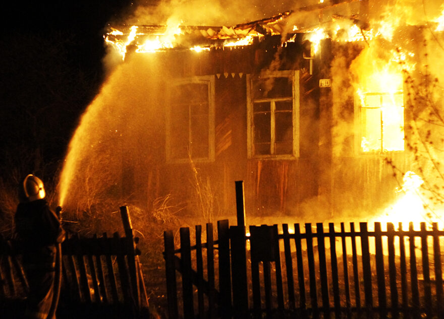 Ночной пожар унёс две жизни в Тверской области