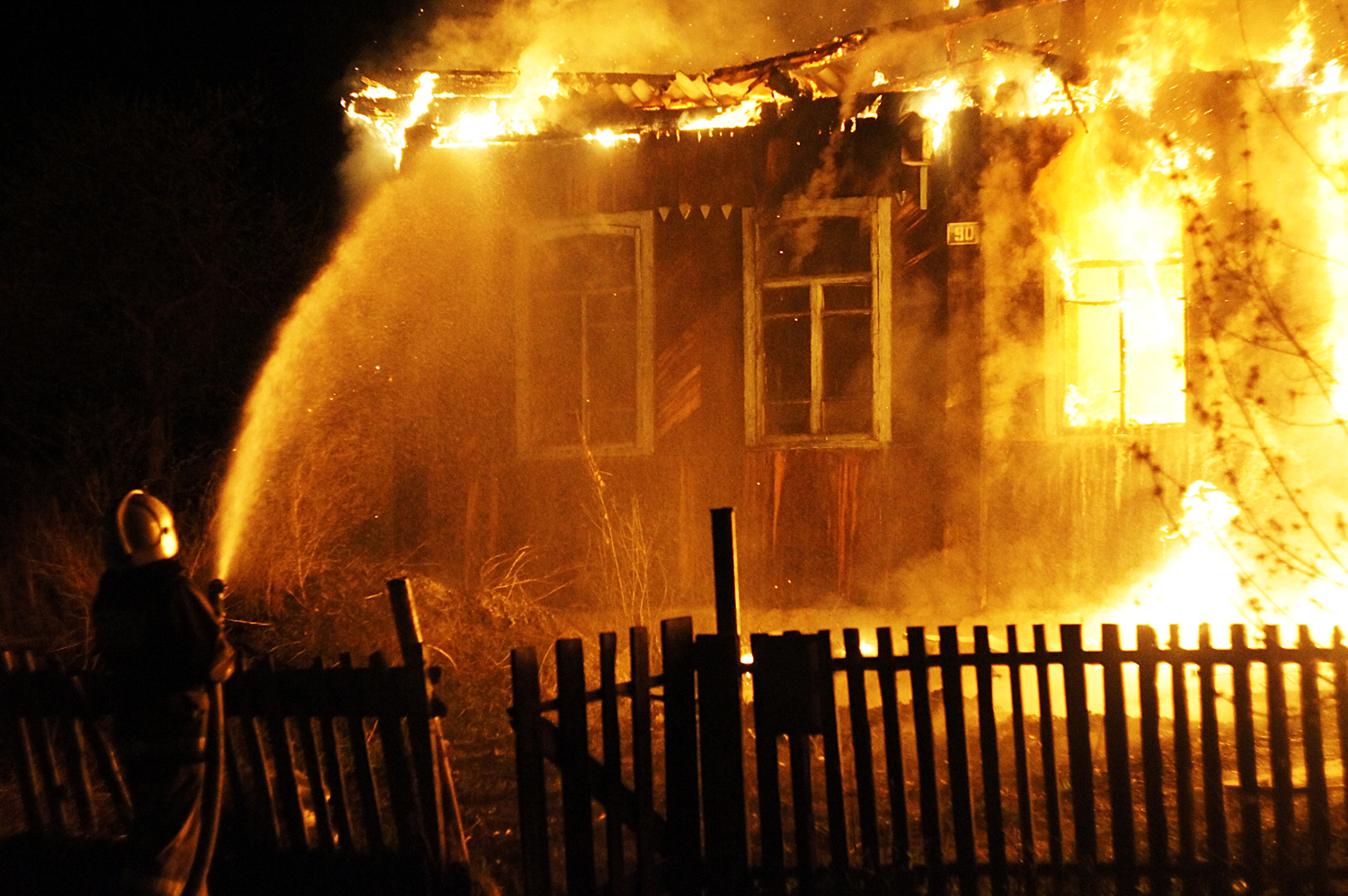 Ночной пожар унёс две жизни в Тверской области