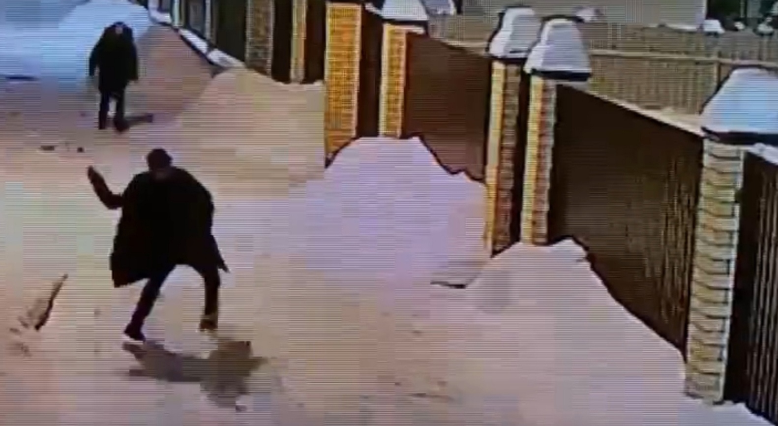 Полиция ищет мужчин, прогуливающихся с оружием в деревне под Тверью