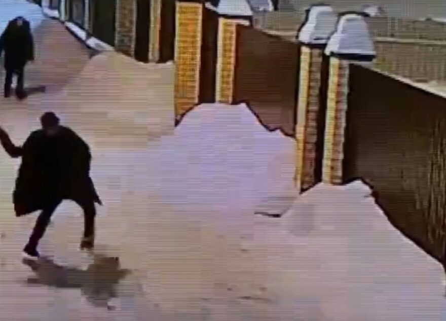 В деревне под Тверью вооруженные мужчины повредили имущество жителей В деревне под Тверью вооруженные мужчины повредили имущество жителей
