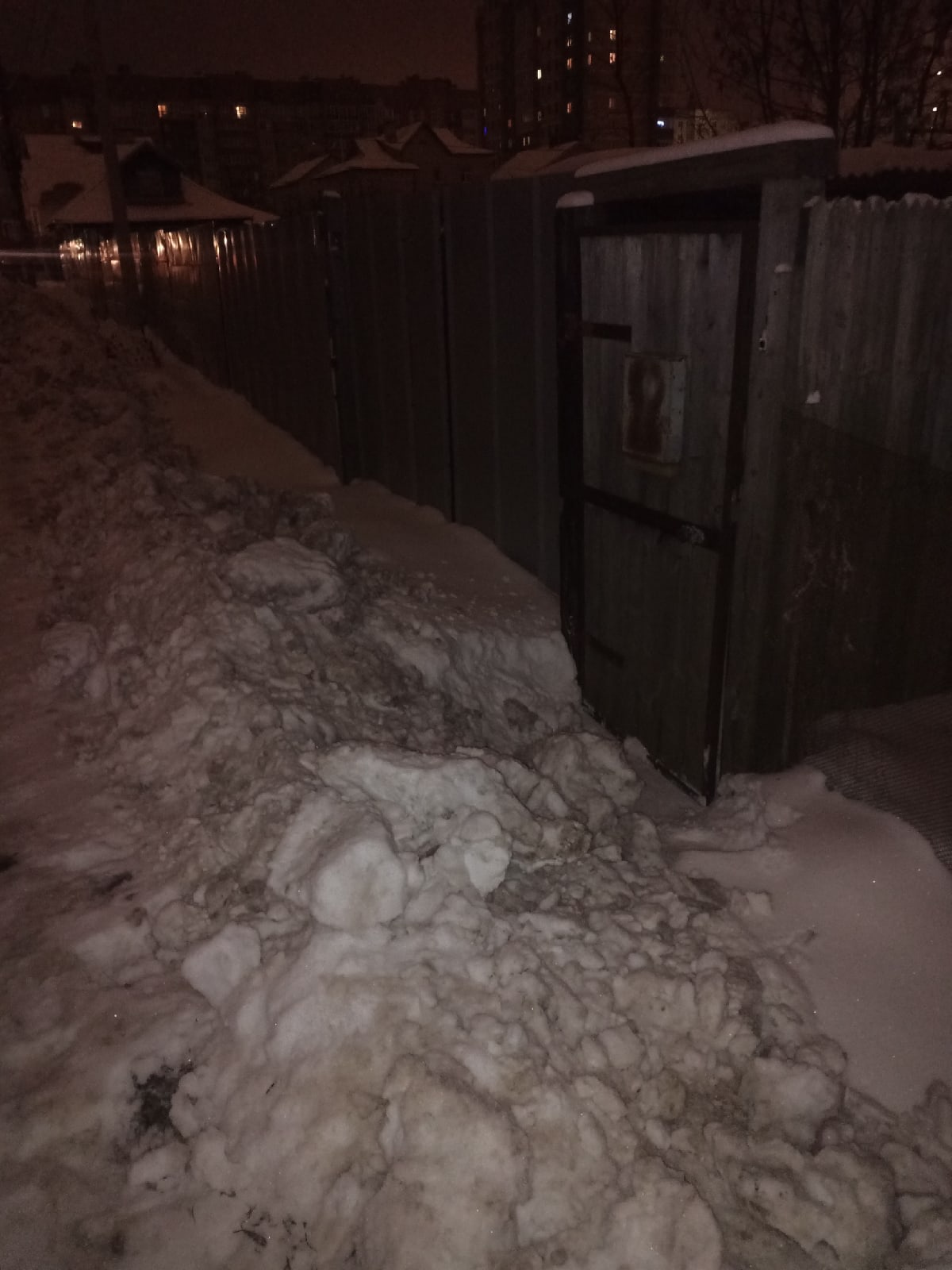 После чистки дорог жители Твери не смогли выйти из домов