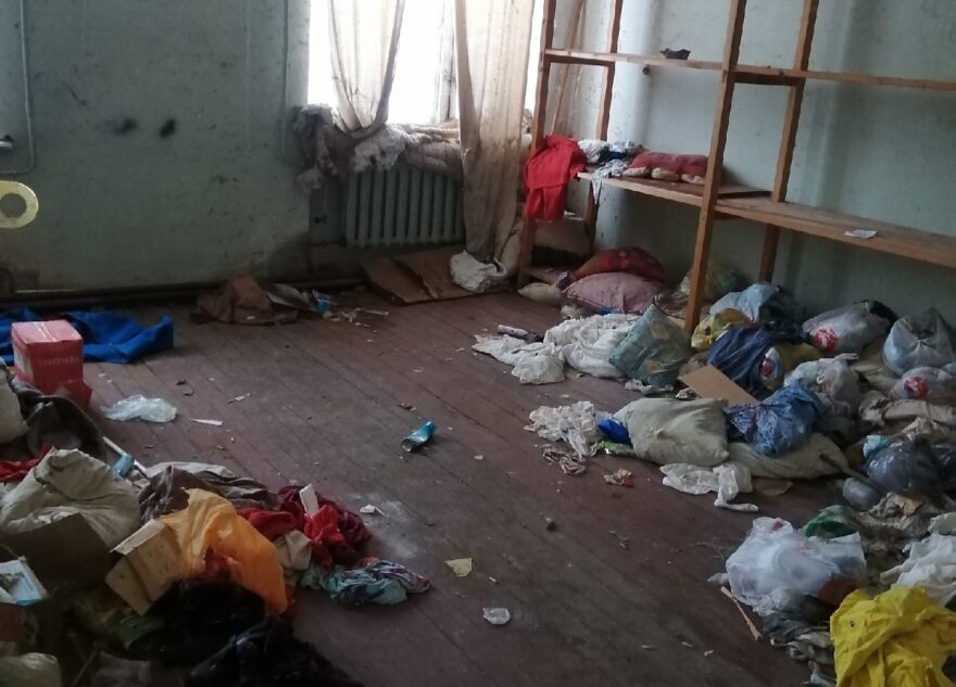 В Тверской области жителей разрушающего общежития переселяют в "адскую помойку"