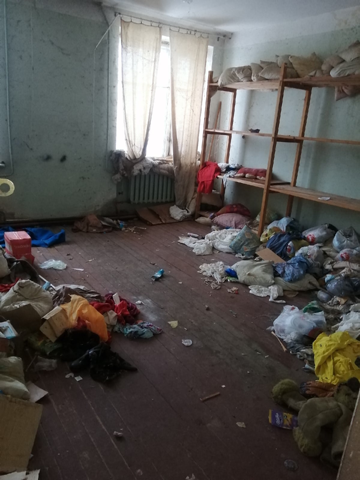 В Тверской области жителей разрушающего общежития переселяют в "адскую помойку"