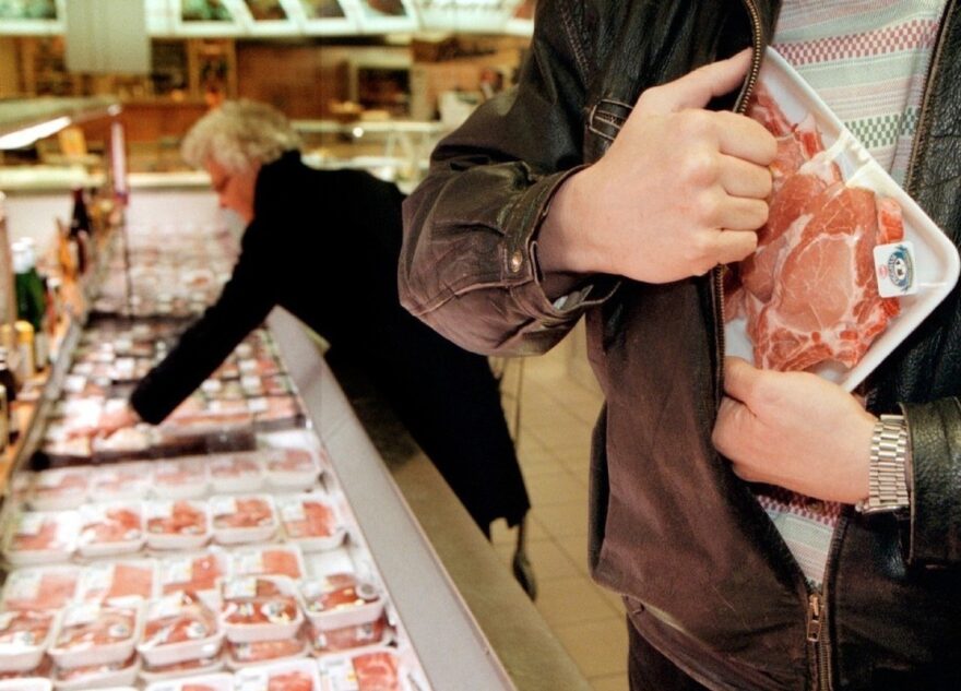 Житель Тверской области совершил серию «набегов» на магазины