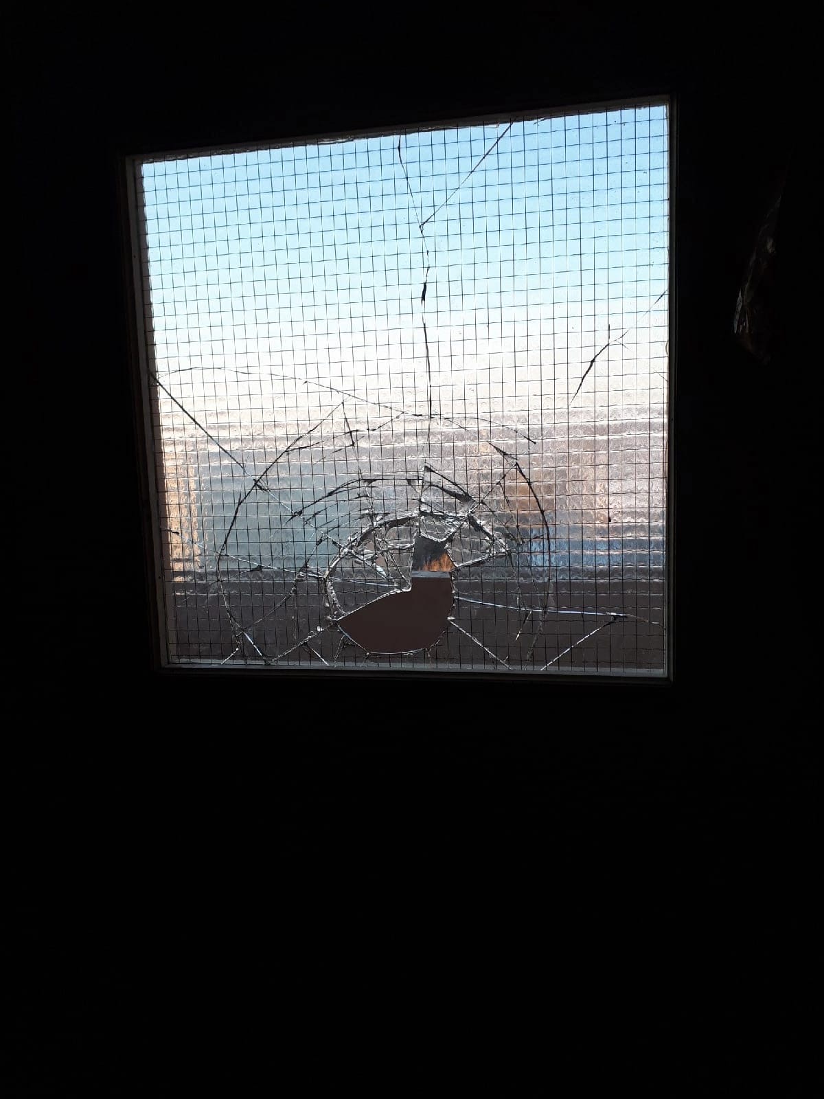 В Твери пьяные подростки разгромили и затопили подъезд