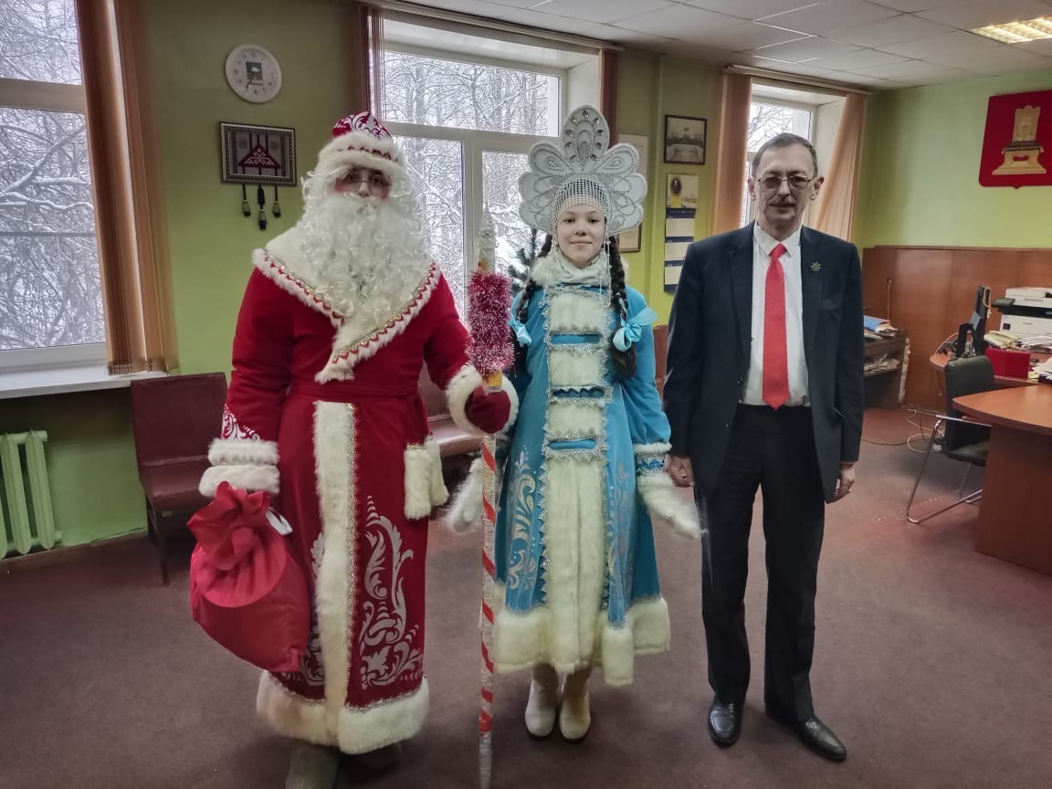 Дед Мороз и Снегурочка поздравили жителей Тверской области с Новым годом
