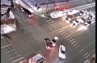 Момент нелепого ДТП на перекрестке в Твери попал на видео Момент нелепого ДТП на перекрестке в Твери попал на видео