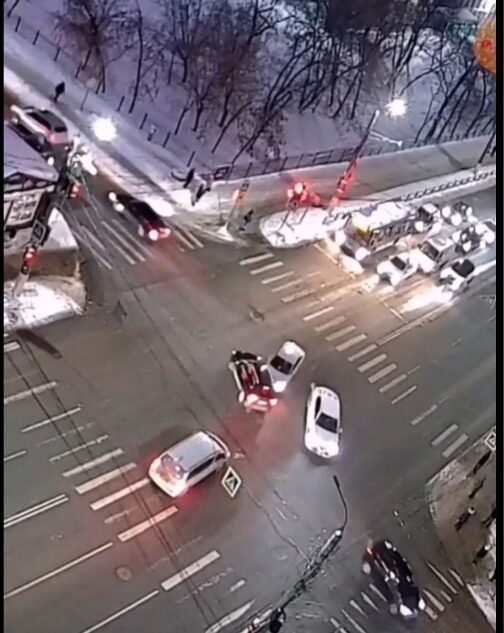 Момент нелепого ДТП на перекрестке в Твери попал на видео