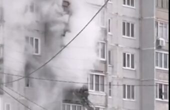 В тверской многоэтажке загорелась квартира