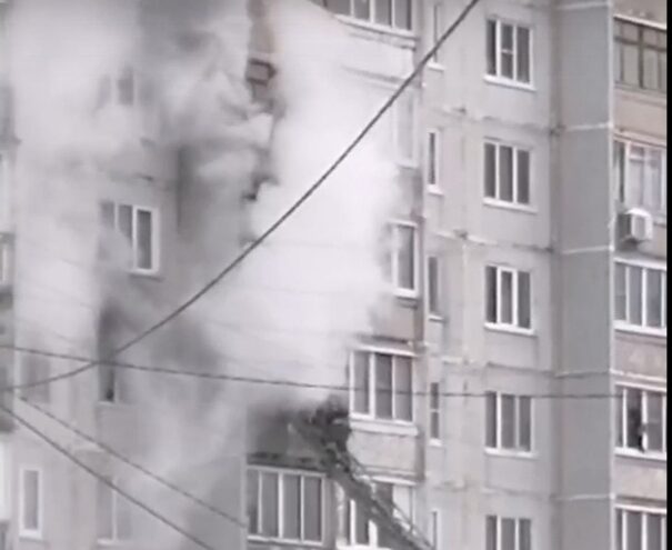 В тверской многоэтажке загорелась квартира