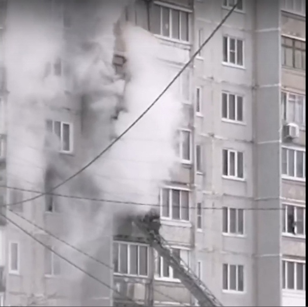 В тверской многоэтажке загорелась квартира В тверской многоэтажке загорелась квартира