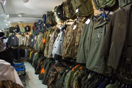 В Твери мужчина пытался похитить из гипермаркета спецодежду   В Твери мужчина пытался похитить из гипермаркета спецодежду