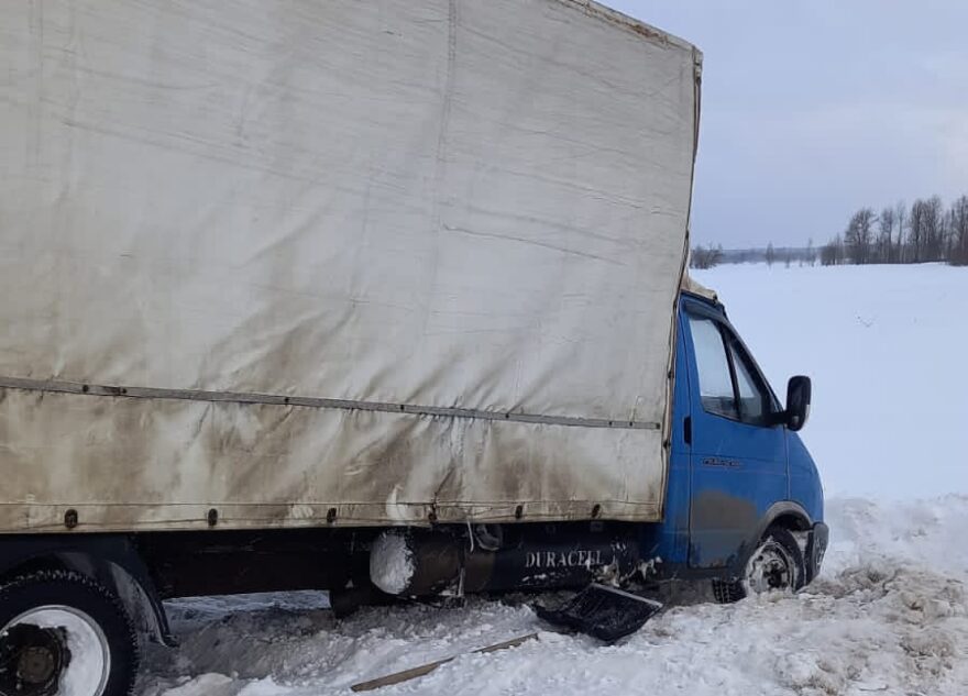 "Газель" не смогла разъехаться с фурой под Тверью: все вылетели в кювет