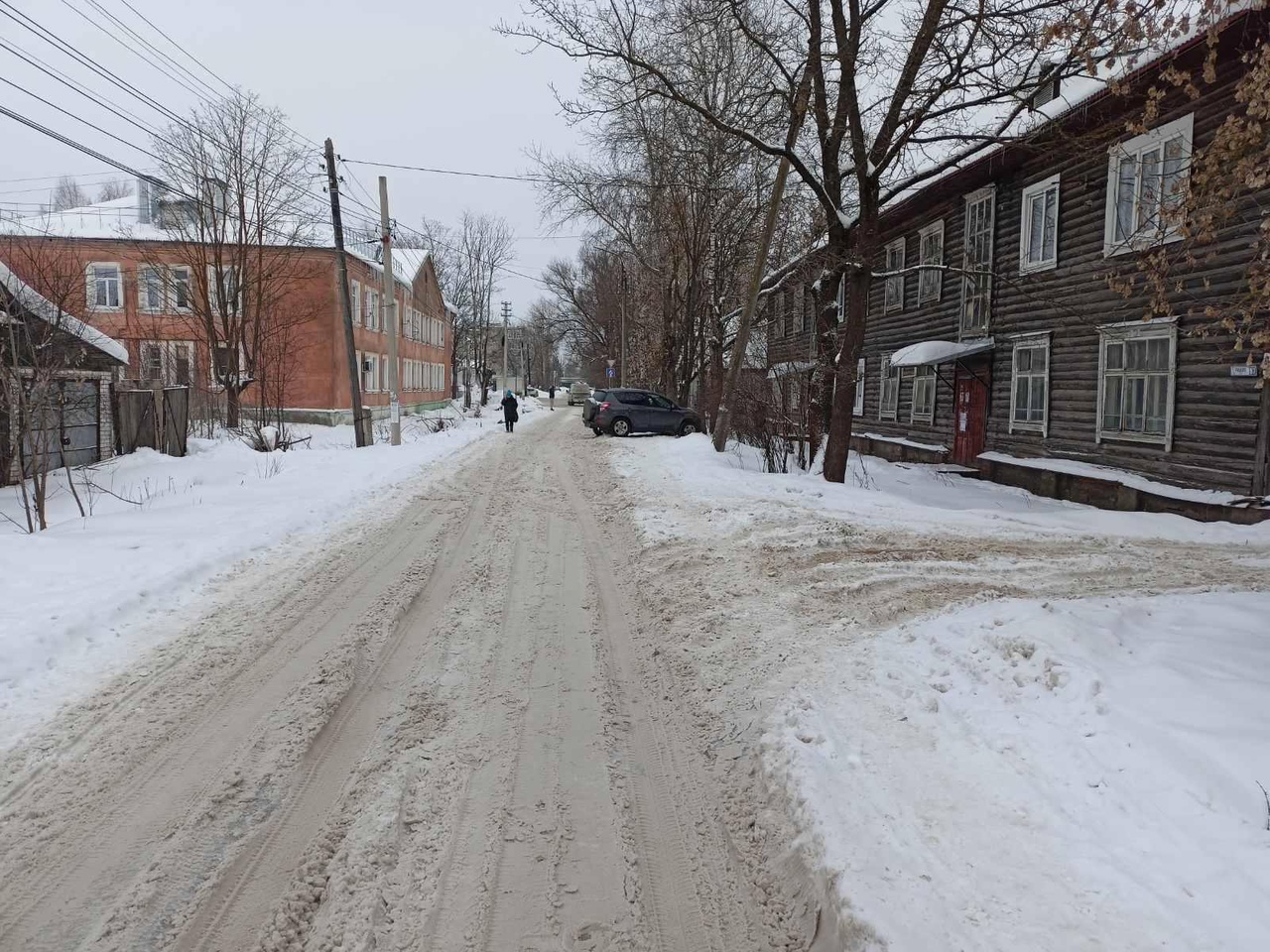 Два пешехода попали под колёса кроссовера в Тверской области