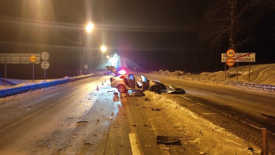 Водитель "Лады" скончался после столкновения с фурой в Тверской области
