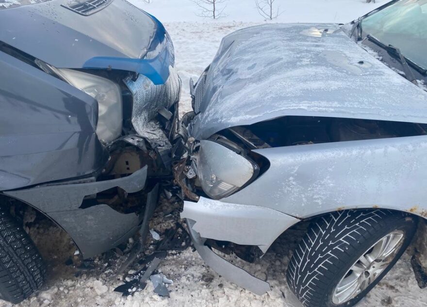 Водитель пострадал в лобовом столкновении двух иномарок под Тверью