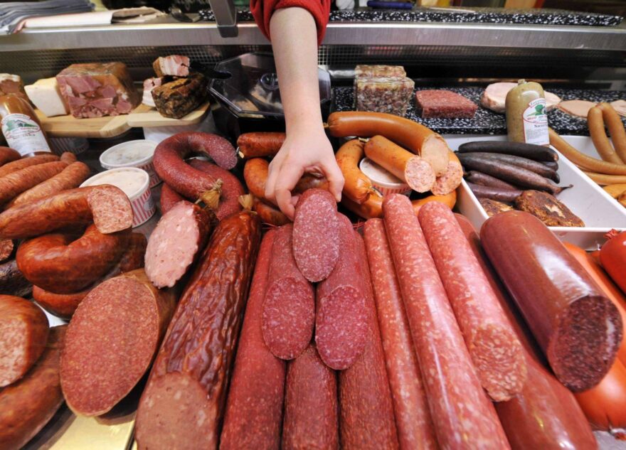 В Твери мужчина засунул под куртку и в брюки 15 палок колбасы