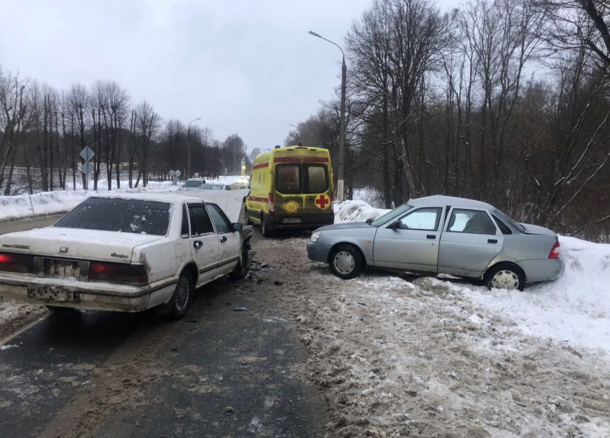 Три человека пострадали в столкновении на "встречке" в Твери Три человека пострадали в столкновении на "встречке" в Твери