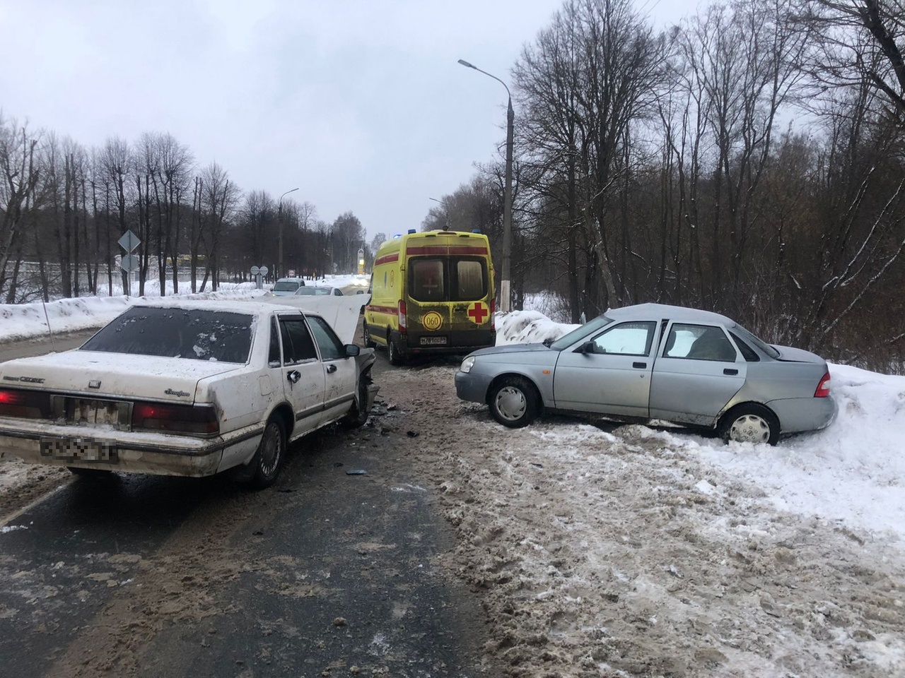 Три человека пострадали в столкновении на "встречке" в Твери