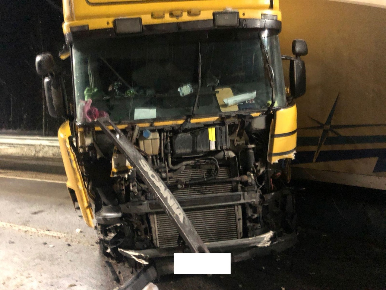 Водитель фуры протаранил внедорожник, уходя от столкновения с большегрузом в Тверской области