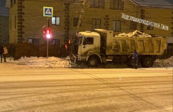В Твери КамАЗ со снегом снес фонарь В Твери КамАЗ со снегом снес фонарь