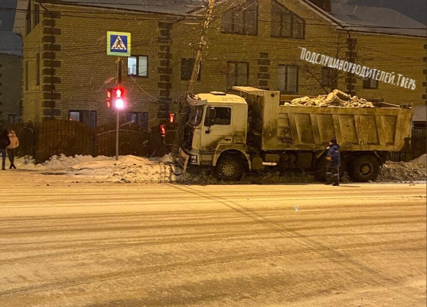 В Твери КамАЗ со снегом снес фонарь