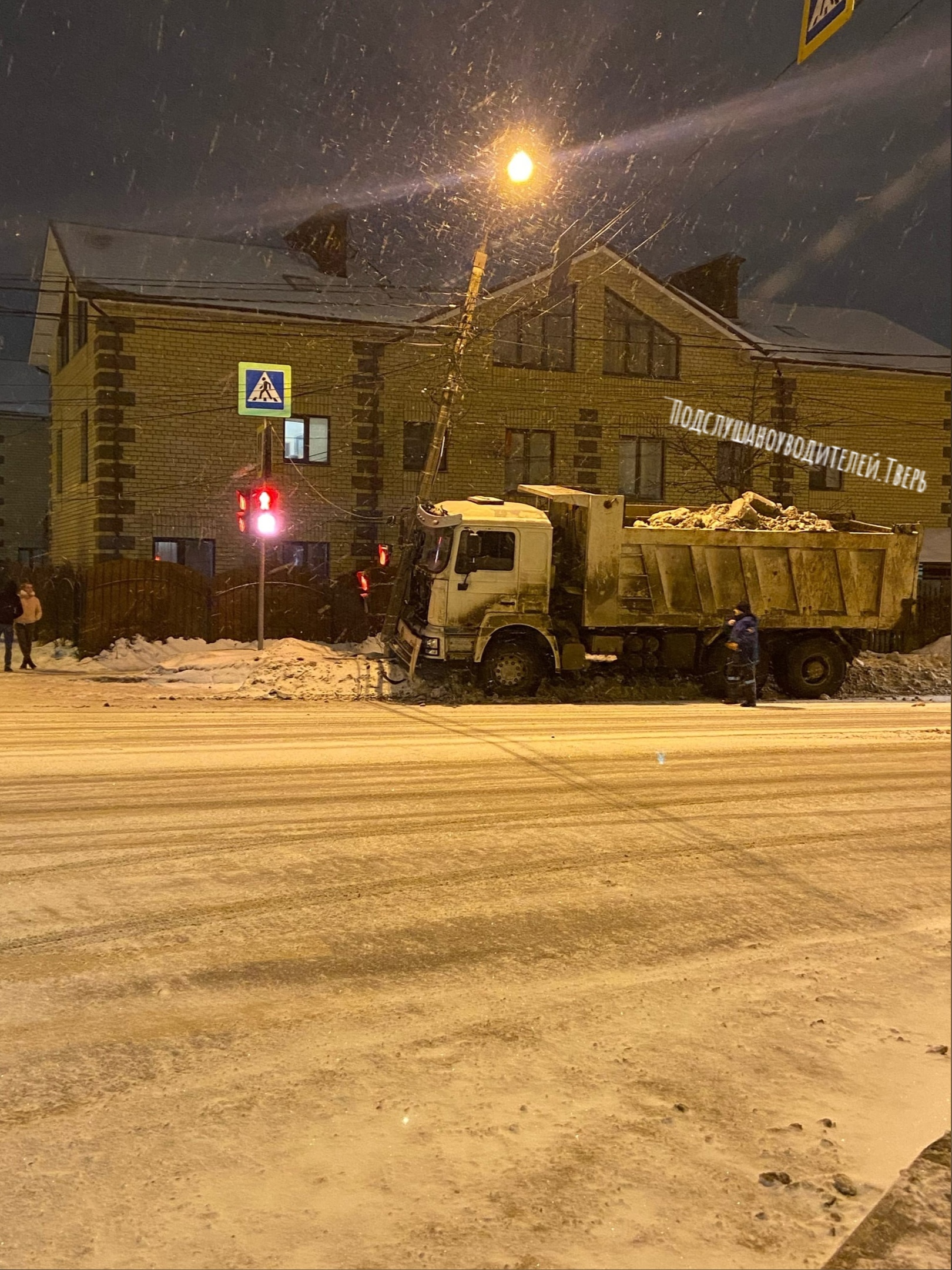 В Твери КамАЗ со снегом снес фонарь