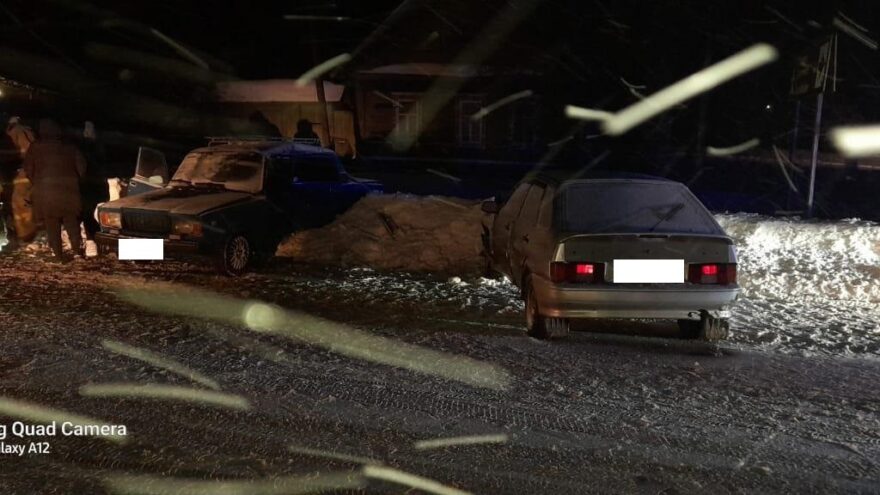Двое мужчин в Тверской области пострадали в отечественной легковушке