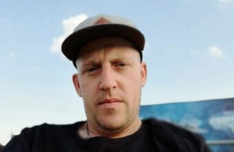 Хулиганы сломали детскую горку в Тверской области на глазах ребёнка