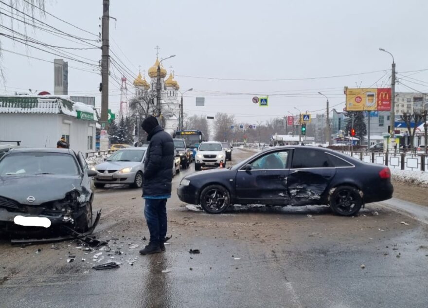 В Твери две водительницы не смогли поделить дорогу