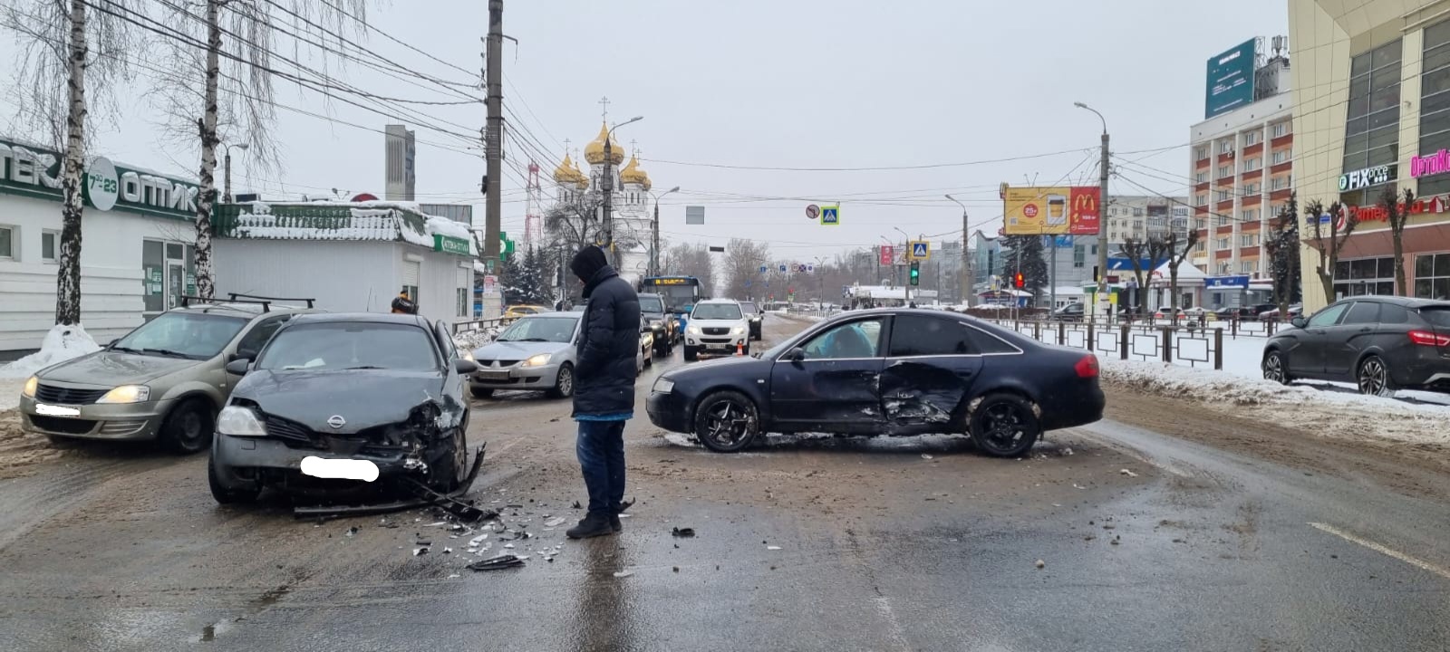 В Твери две водительницы не смогли поделить дорогу