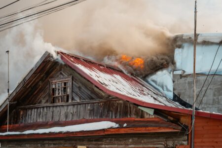 Два человека погибли при пожаре в Твери