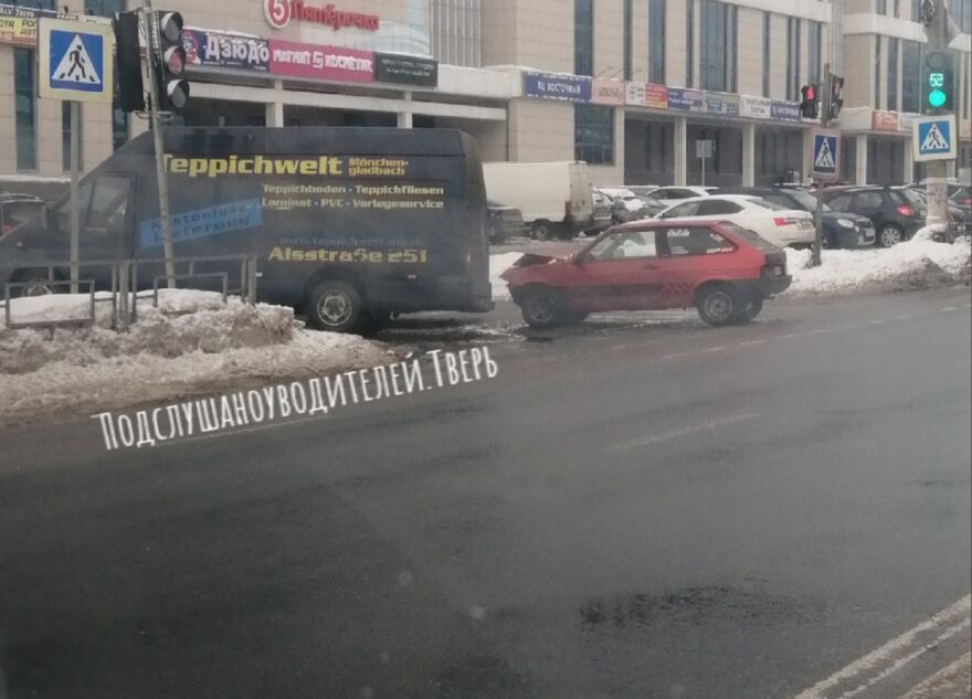 В Твери «восьмерка» въехала в фургон