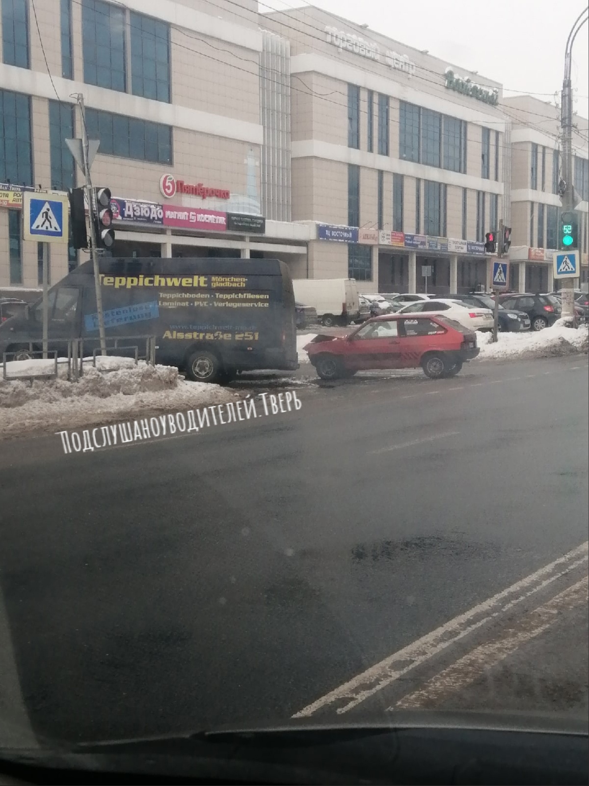 В Твери «восьмерка» въехала в фургон