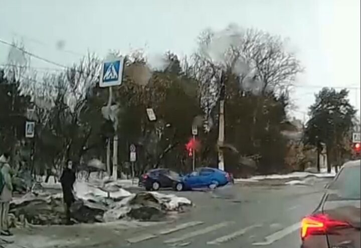 Момент ДТП на перекрестке в Твери попал на видео