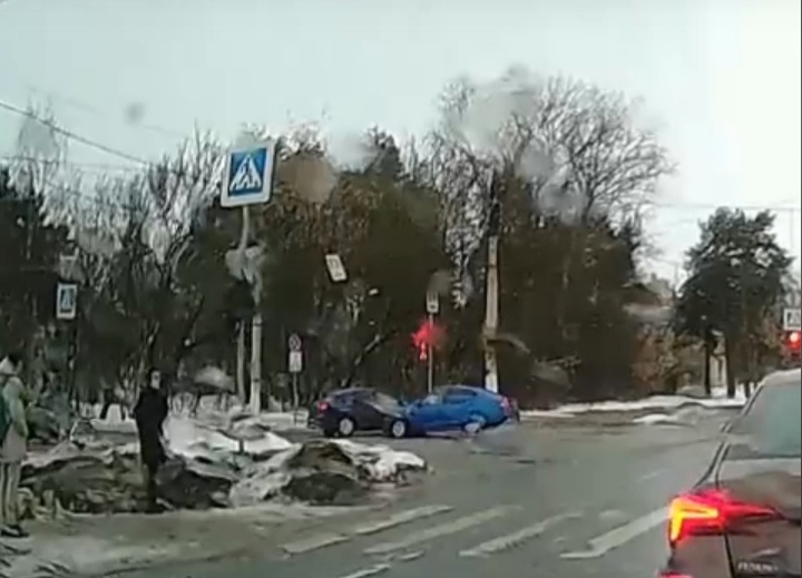 Момент ДТП на перекрестке в Твери попал на видео