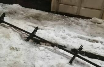 В Тверской области металлическая конструкция со льдом рухнула на 17-летнюю девушку