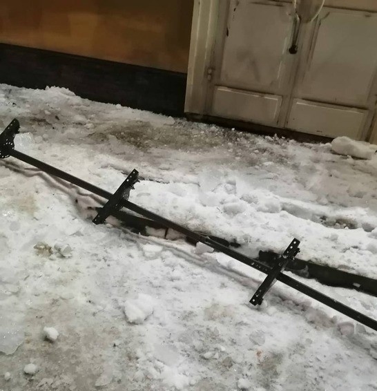 В Тверской области металлическая конструкция со льдом рухнула на 17-летнюю девушку