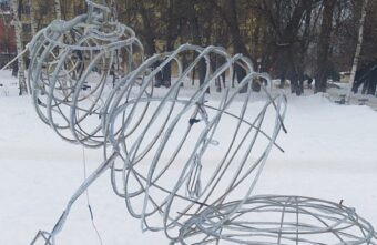 Вандалы сломали светящихся снеговиков в Тверской области