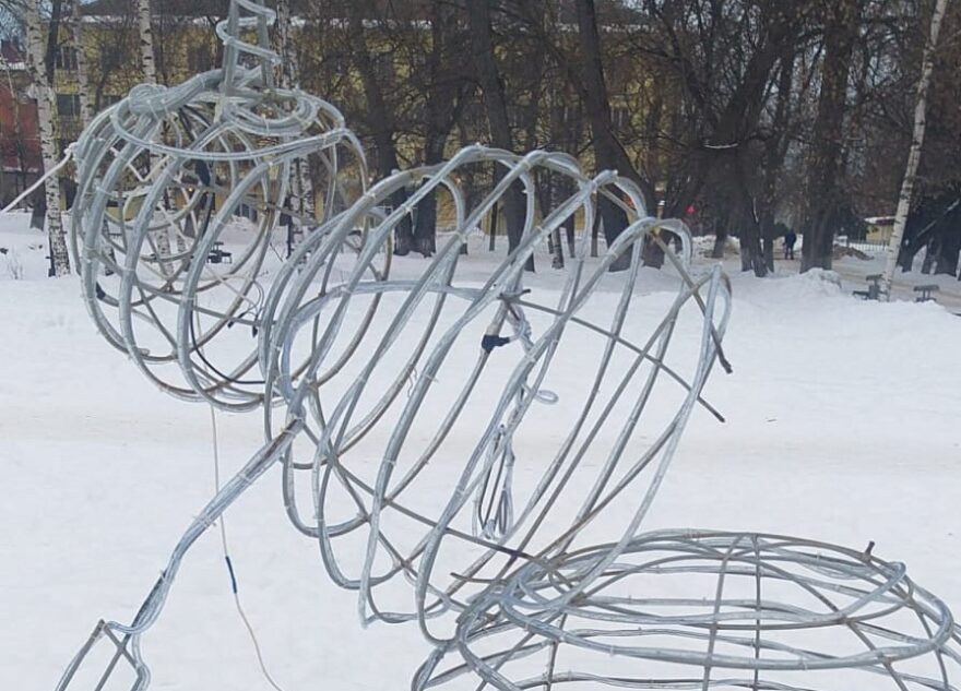 Вандалы сломали светящихся снеговиков в Тверской области
