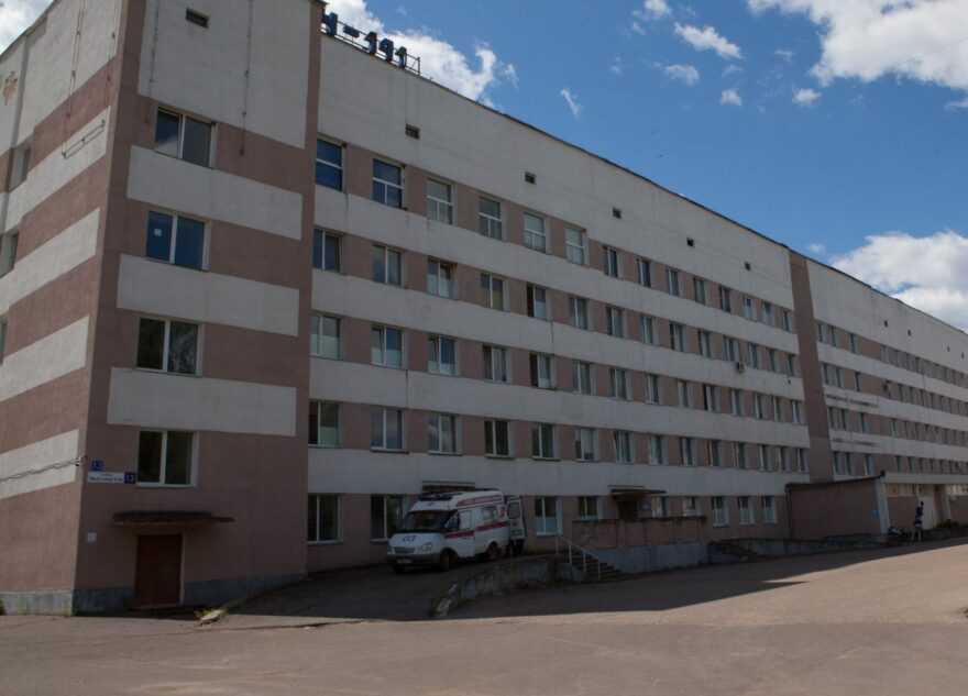 Парень из Тверской области бесплатно возит медиков к пациентам