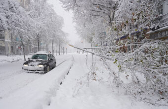 Тверским автомобилистам напомнили о безопасности на дорогах в снегопад Тверским автомобилистам напомнили о безопасности на дорогах в снегопад